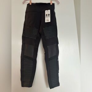 NEW WITH TAGS,4-Way stretch.
Moisture-wicking & odour resistant